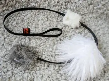 Belöningsleksak hund Furry tail pälsbollar fuskpäls på band 85cm Populärt val