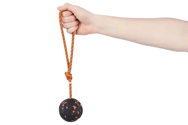 Begränsat antal Dog ball on rope 60X60 mm Orange/black - Hund - Hundleksaker & Spel - Gummileksaker - Non-stop dogwear - ZOO.se